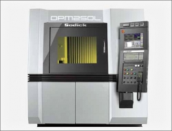 One Process Milling Center Sodick OPM250L umí současně „tisknout“ z kovu i obrábět