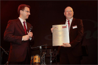 ng. Jindřich Kotyza, ředitel a jednatel Linde Material Handling Česká republika s.r.o. přebírá plaketu k 25. výročí od vedení společnosti ng. Jindřich Kotyza, ředitel a jednatel Linde Material Handling Česká republika s.r.o. přebírá plaketu k 25. výročí od vedení společnosti