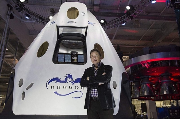 Dragon přistál u Mezinárodní kosmické stanice ISS jako historicky první soukromá kosmická loď.