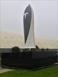 Obelisk v Kalifornii jako dobíjecí stanice pro elektromobily
