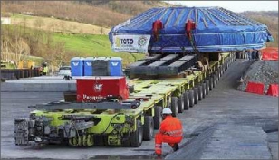 Transport frézovací hlavy Martiny po italských silnicích na staveniště u Barberina