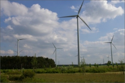 Kapacita větrných elektráren je kvůli přírodním podmínkám ročně využita v průměru z jedné čtvrtiny až jedné třetiny.