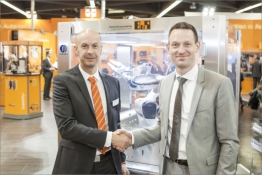 Pan Walter Burgstaller (obchodní ředitel pro Evropu společnosti B&R, vlevo) a pan Tobias Daniel (vedoucí prodeje a marketingu společnosti COMAU Robotics) poprvé prezentují openROBOTICS na veletrhu SPS IPC Drives 2015.