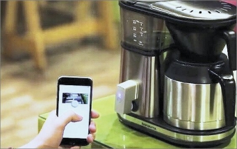Robotický „prst“ Microbot signálem smartphonu zapíná kávovar