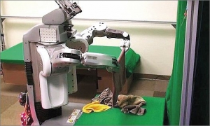 Složit tričko do úhledného balíčku trvá robotu skrytém v prádelníku Laundroid asi 3 min
