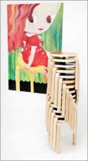 Ikonickou stohovací stoličku, výsledek Aaltových experimentů s ohýbáním dřeva, vyrábí Artek dodnes.