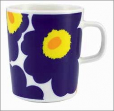 Když zakladatelka značky Marimekko prohlásila, že nikdy nevyrábí žádné květinové desény, navrhla legendární vzor Unikko designérka Maija Isolla vlastně z trucu. Přežil ji, jednoduše zachycené květy máku se vyrábějí v mnoha barvách a najdeme je nejen na textilu, ale i na hrncích, kojeneckých lahvích, dózách na čaj či na počítačové myši.