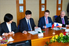 Rámcovou smlouvu o spolupráci podepisují zprava Miloslav Mácha, Tomáš Dunovský a Ma Xiaolong.