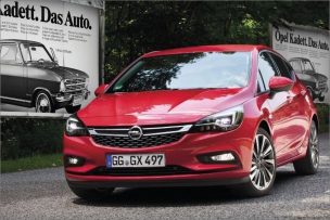 Nová čtyřdveřová Astra už svým vzhledem dovede splnit očekávání milovníků moderního designu šitého na míru kompaktnímu vozu