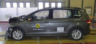 Touran si v testech bezpečnosti podle EuroNCAP vysloužil plný počet pěti hvězdiček