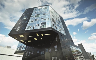 Architektonickým symbolem Vídně se stal kampus Vysoké školy ekonomické. Hliník v kombinaci se sklem