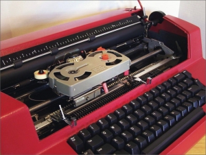 Pohled na psací stroj IBM Selectric s tiskovou kuličkou vpředu