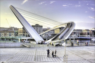 Naklápěcí most Gateshead Millenium ve zdvižené poloze umožňuje průjezd lodím o výšce do 25 m