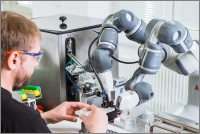 Robot YuMi® bude spolupracovat na montáži zásuvek v závodě ABB v České republice Robot YuMi® bude spolupracovat na montáži zásuvek v závodě ABB v České republice