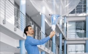 Každý rok se těšíme do Hannoveru na nový produkt z dílny Bionic Learning Network. Letos na nás čekaly unikátní létající objekty s nekonečným počtem stupňů volnosti, které ukazovaly bezpečnou spolupráci interakce člověk-stroj