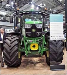 Úspěšnou realizací „učící se“ továrny je zapojení systému IBM Watson do výroby společnosti John Deer v Mannheimu.