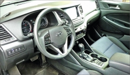 Pracoviště řidiče plní představy o moderním automobilu, kromě páky voliče převodovky DCT se na středním panelu ovládají funkce spojené s pohonem 4WD