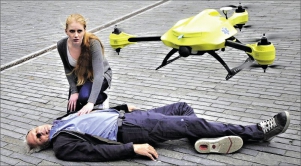 Záchranářský dron přiváží k pacientovi na ulici defibrilátor