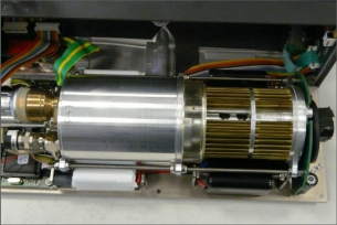 Pohled na otevřenou jednotku pohonu čerpadla. Kuličkový šroub NSK není viditelný – je umístěn ve středu jednotky.