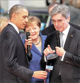 Generální ředitel společnosti Siemens Joe Kaeser dal během vládní prohlídky veletrhu prezidentovi Barackovi Obamovi jako dárek golfovou hůl. Nazvali ji stejně, jako zněl slogan Obamovy volební kampaně: „Yes, we can!“