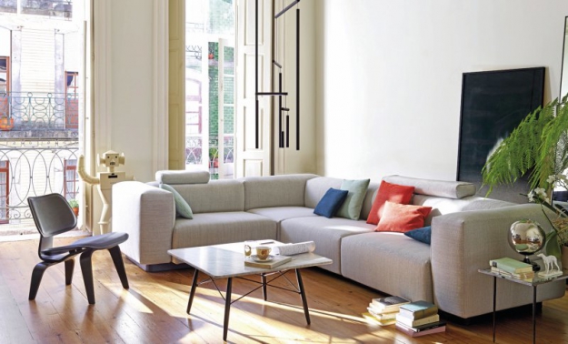 Soft Modular Sofa zpracoval Jasper Morrison jako aktuální interpretaci novodobé klasiky, kterou je nízká pohovka v horizontální linii bez příkras. Hodí se opravdu všude. Vitra