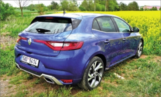 Efektně řešená záď hatchbacku skrývá zavazadelník o objemu 384 l
