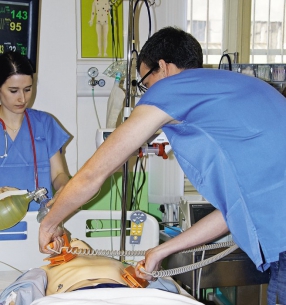 Figurína reaguje i na defibrilaci srdce