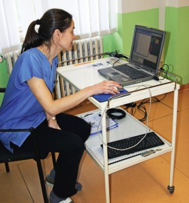 Instruktor v určitých fázích tréninku sleduje studenty při samostatné práci