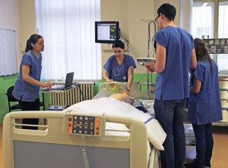 Studenti si pod dohledem instruktora nacvičují týmovou spolupráci