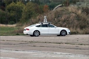 Snímač LiDAR je obecně nejpřesnější způsob detekce objektů kolem vozu. Existuje několik typů těchto snímačů, pro veřejnost asi nejznámější je rotační typ od společnosti Velodyne, který na svých autech používá například autonomní vozidlo od Google. Vidět jste ho mohli ale i v České republice, a to na testovacím Audi A7 Sportback patřící společnost Valeo. 