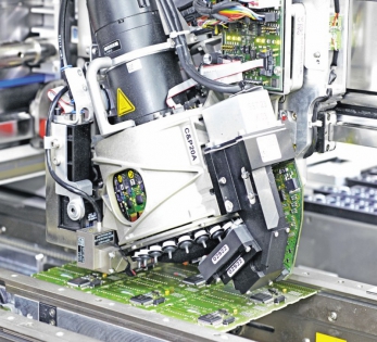 V továrně Siemens EWA umístí pájecí stroje každoročně na desky plošných spojů asi 2 miliardy komponent