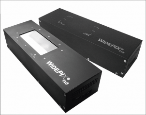 Obr. 2: Detektory Widepix 1× 5 resp. 2× 5 se Si a CdTe senzory. Tyto kamery nabízejí rozlišení 256 × 1280 nebo 512 × 1280 pixelů a obsahují 5, resp. 10 Timepix čipů umístěných do jednolité plochy.