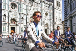 Giro d´Stil, jízda v módním oblečení na kolech po Florencii. V pozadí dóm Santa Maria del Fiore