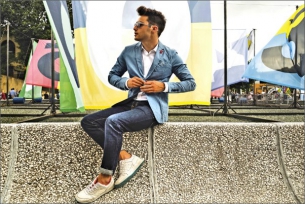 Alessandro Magni, lifestyle bloger, předvádí, jak vypadá stylový mladý muž. V létě jsou k saku trendovější kraťasy. CupStudio