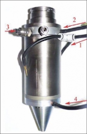 Obr. 1: Navařovací hlava navržená v RCMT. 1 – vstup prášku, 2 – vstup plynu/chlazení optiky, 3 – chladicí systém, 4 – vstup nosného plynu