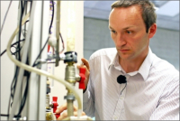 Jakub Hrůza ověřuje novou metodu v laboratoři Jakub Hrůza ověřuje novou metodu v laboratoři