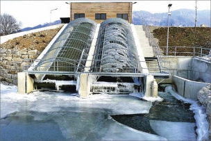 Zamrzlá 120kW turbína MVE Hausen v německém Schwarzwaldu na řece Wiese