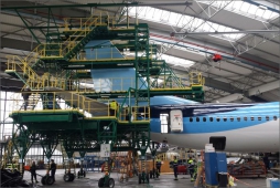 Sspolečnost Transys vyvinula unikátní ocasní doky (plošiny) používané při opravách velkých dopravních letadel