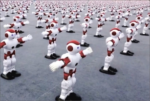 Světový rekord v tanci humanoidních robotů v Číně se stal impozantní podívanou.