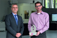Ceremoniál MM Award na AMB – mezinárodním veletrhu věnovaném obrábění kovů konané ve Stuttgartu: Jörg Drobniewski (vlevo) and Dr. Dirk Stiens (vpravo) hrdě převzali cenu za Inovaci v kategorii "Nástroje". /Foto: Walter AG/ Ceremoniál MM Award na AMB – mezinárodním veletrhu věnovaném obrábění kovů konané ve Stuttgartu: Jörg Drobniewski (vlevo) and Dr. Dirk Stiens (vpravo) hrdě převzali cenu za Inovaci v kategorii "Nástroje". /Foto: Walter AG/