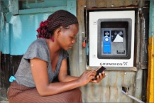 Společnost Grundfos situaci řeší s automatizovanými vodními kiosky, známé jako vodní „bankomaty&quot;