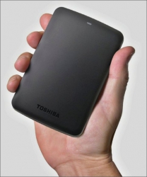 A toto je dnešní externí 2,5palcový disk Toshiba CANVIO BASICS o kapacitě 1 TB (1000 gigabytů) a hmotnosti 230 g