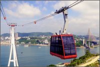 Červená kabina s 220 cestujícími najíždí přes nejvyšší lanovkový stožár na světě do nástupní stanice Ha Long.