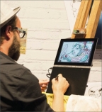 Kreslíř si kreslí a jeho výtvor se vzápětí digitalizuje