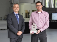 Ceremoniál MM Award na AMB – mezinárodním veletrhu věnovaném obrábění kovů ve Stuttgartu: Jörg Drobniewski (vlevo) a Dr. Dirk Stiens hrdě převzali cenu za Inovaci v kategorii Nástroje /Foto: Walter AG/