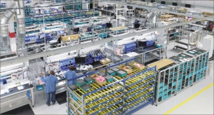 Mason je příkladem dokonalého propojení logistiky a montáže. Customizované produkty se kompletují v blízkosti logistiky a díky tomu se dostávají ke svým zákazníkům efektivně a rychle