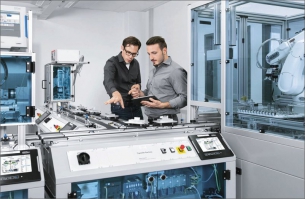 Festo Didactic provozuje v Masonu spolu s partnery dvouletý učební program vycházející z německého modelu duálního vzdělávání. Ve výukovém středisku Festo si studenti v praxi vyzkoušejí na nejmodernější technice to, co se naučili ve školních lavicích