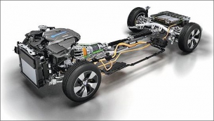Uspořádání hybridního pohonu u modelu 330e se odlišuje zabudováním elektromotoru do kompletu převodovky, odkud se prostřednictvím spojovací tyče přenáší točivý moment obou motorů na kola zadní nápravy