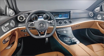 Za design interiéru, kde např. dvojice velkoplošných displejů se skleněným krytem před řidičem přesahuje střed palubní desky, dostal Mercedes třídy E nejvyšší ocenění Automotive Interiors Expo Award 2016