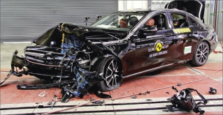 V testu Euro NCAP získalo „Éčko“ největší počet 5 hvězdiček s následujícím hodnocením: ochrana cestujících 95 %, ochrana dětí 90 %, ochrana chodců 77 %, asistenční výbava 62 %